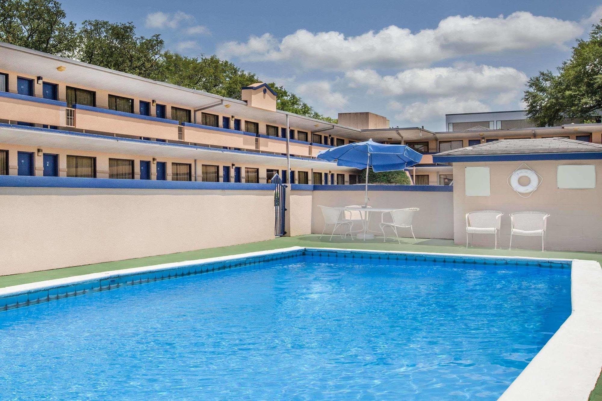 Travelodge By Wyndham Lafayette Εξωτερικό φωτογραφία
